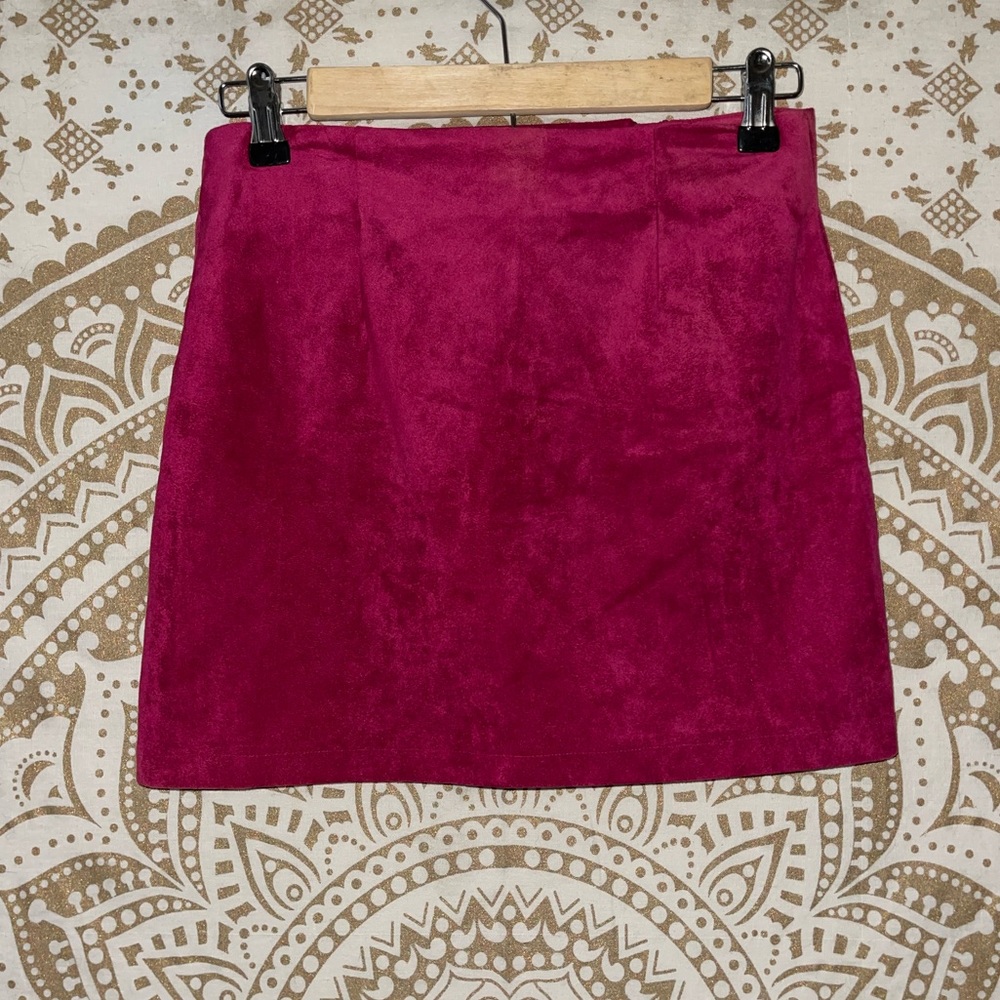✨HP✨ “FOREVER 21” RASPBERRY SUEDE-LIKE MINI SKIRT WITH 2 BACK ZIPPERS, SIZE S